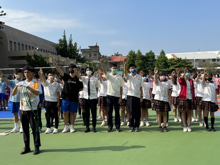 111.08.30 開學典禮：全校同學進行「友善校園 - 反毒、反霸凌」宣誓