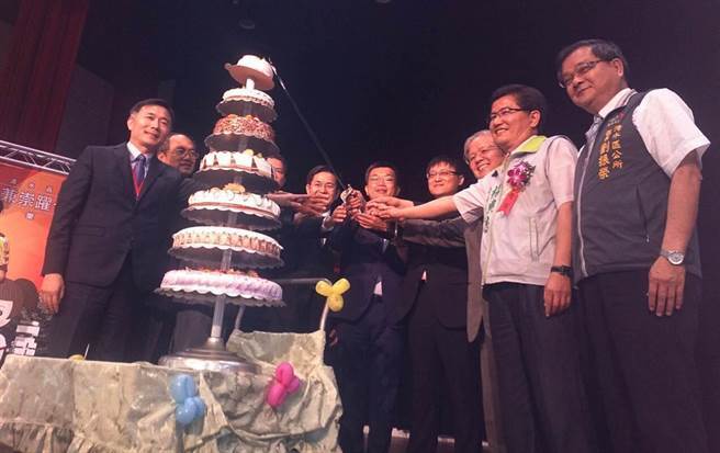 立法院副院長蔡其昌（右五）等人，一起為清中70歲生日切蛋糕！（陳世宗攝）