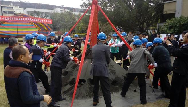 清水高中教學大樓新建工程動土典禮，預計明年完工！（陳世宗翻攝）